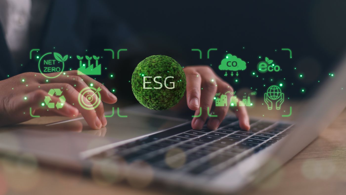 Pessoa digitando em notebook com elementos gráficos de sustentabilidade digital, representando ESG e tecnologia.