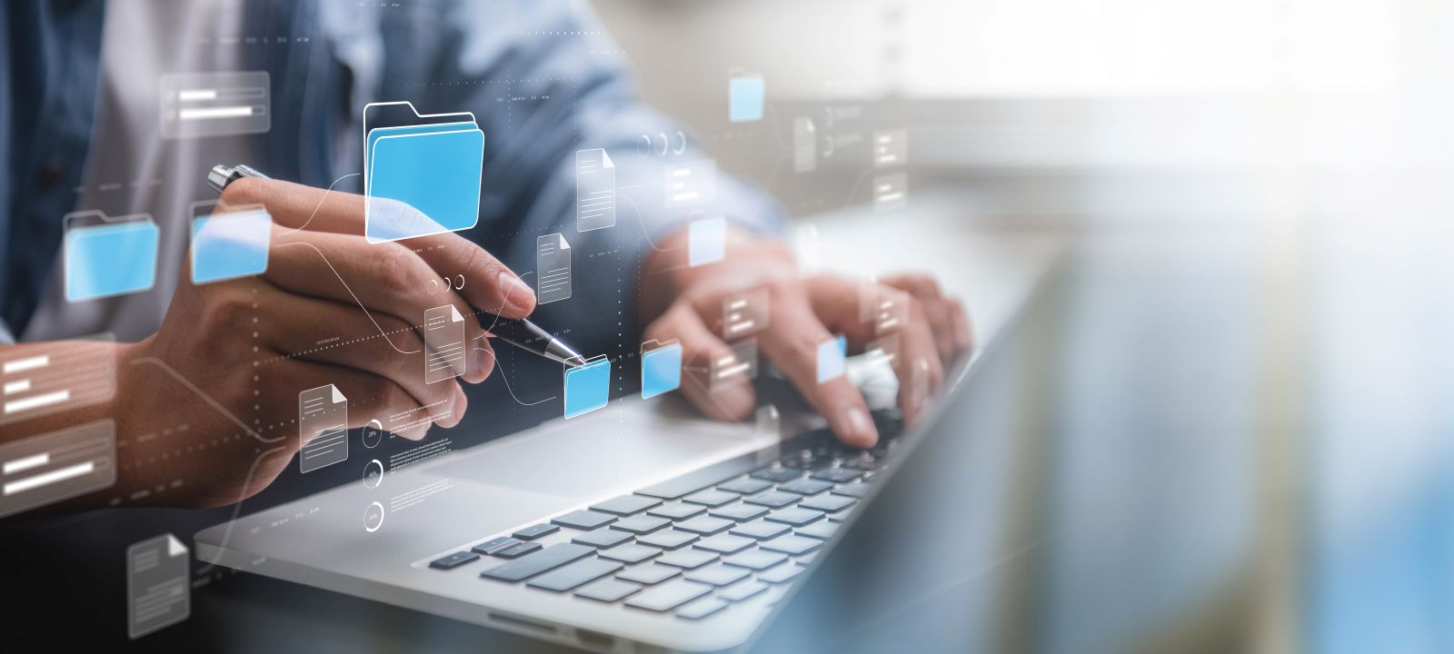 Pessoa utilizando notebook com interface digital sobreposta exibindo ícones de pastas e documentos conectados, representando um processo de disaster recovery e gestão de dados.