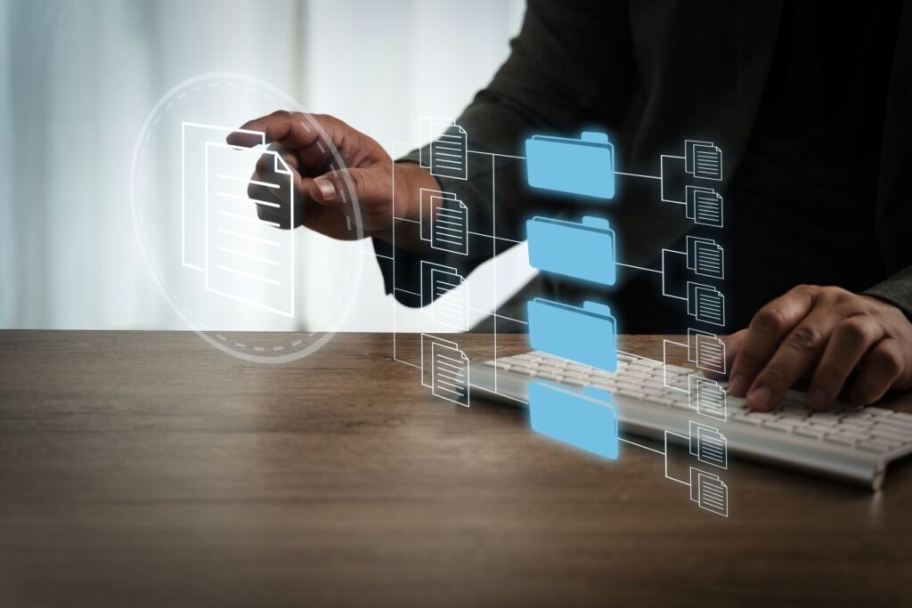 Visão em close de um profissional interagindo com uma interface digital flutuante que exibe um diagrama de gerenciamento de metadados, conectando ícones de documentos a pastas azuis organizadas.