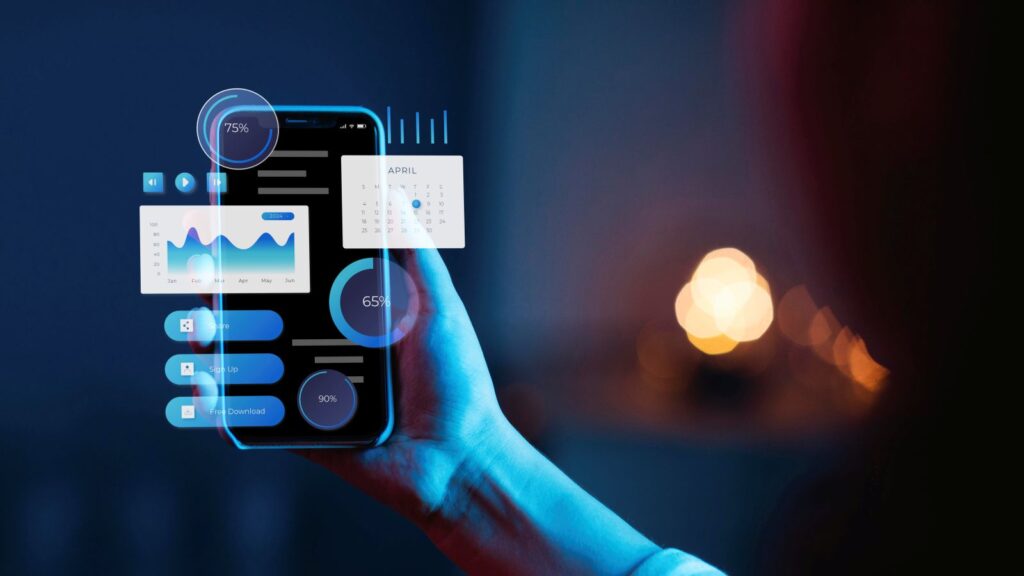 Pessoa usa smartphone com painéis digitais representando gerenciamento de aplicações corporativas.