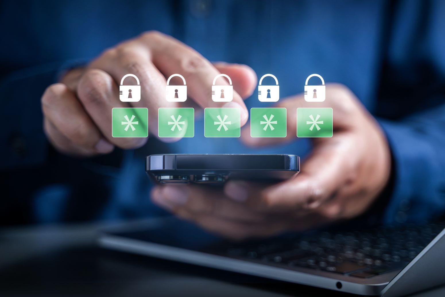 Pessoa acessa smartphone com ícones de cadeado e senha representando autenticação multifator.