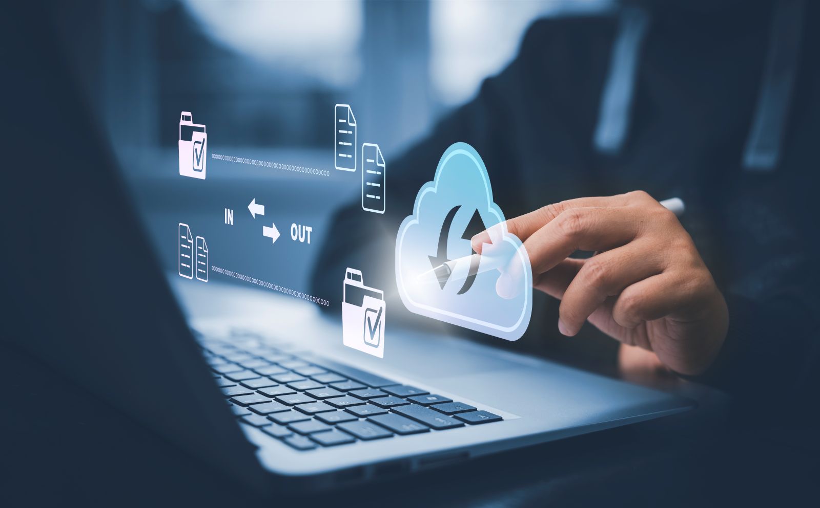 Profissional utiliza notebook com ícone de nuvem e arquivos representando backup automático de dados.